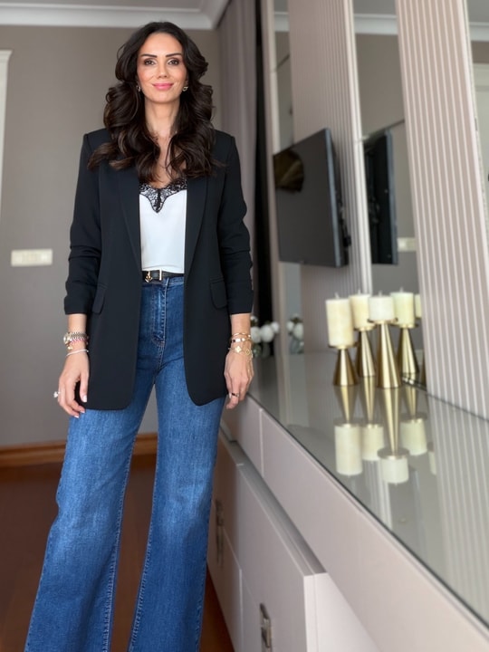 Siyah Kol Büzgü Detaylı Blazer 