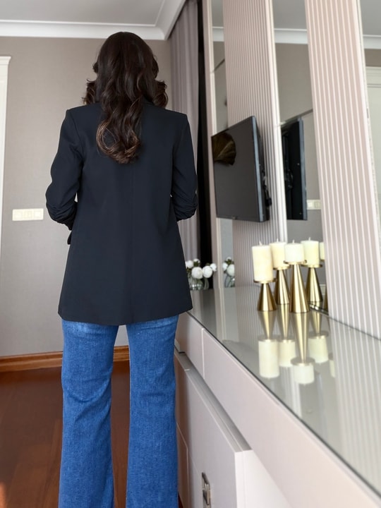 Siyah Kol Büzgü Detaylı Blazer 