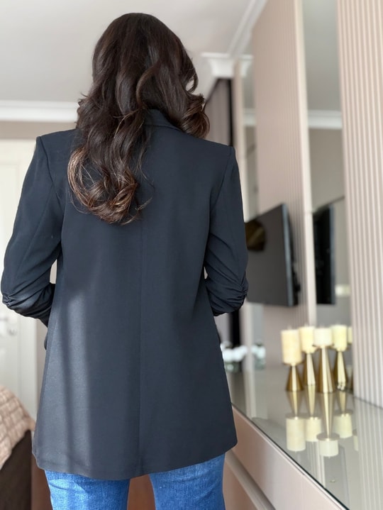 Siyah Kol Büzgü Detaylı Blazer 