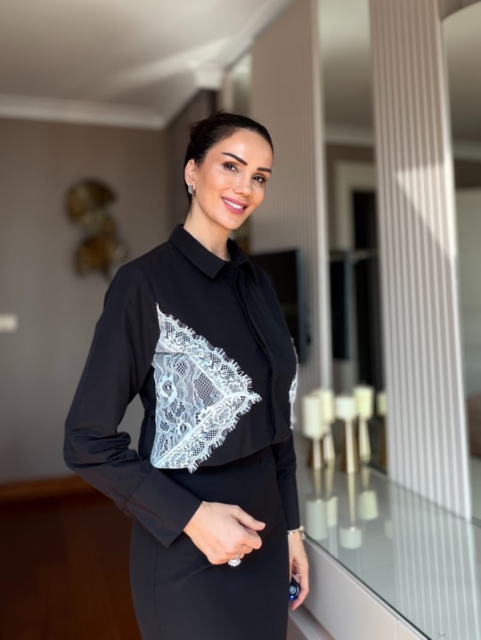 Siyah Üzeri Beyaz Dantelli Gömlek
