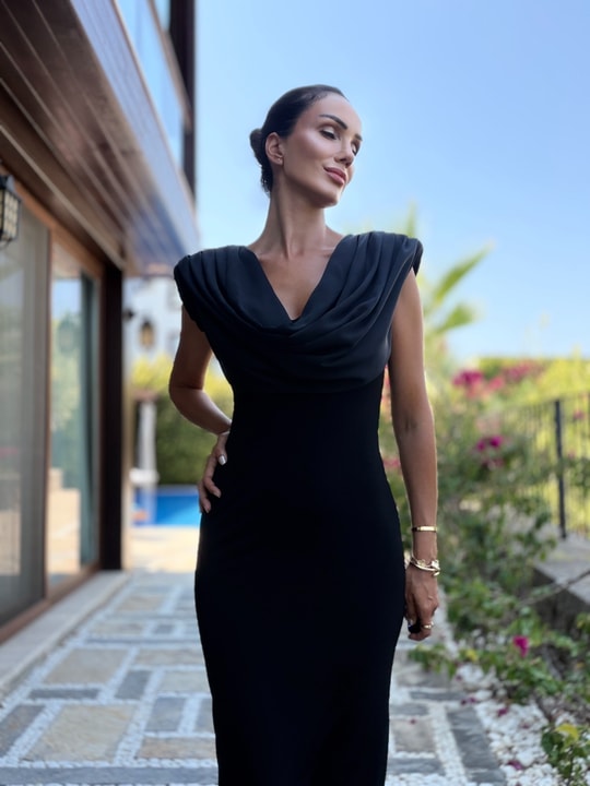 Siyah Yakası Degaje Uzun Elbise