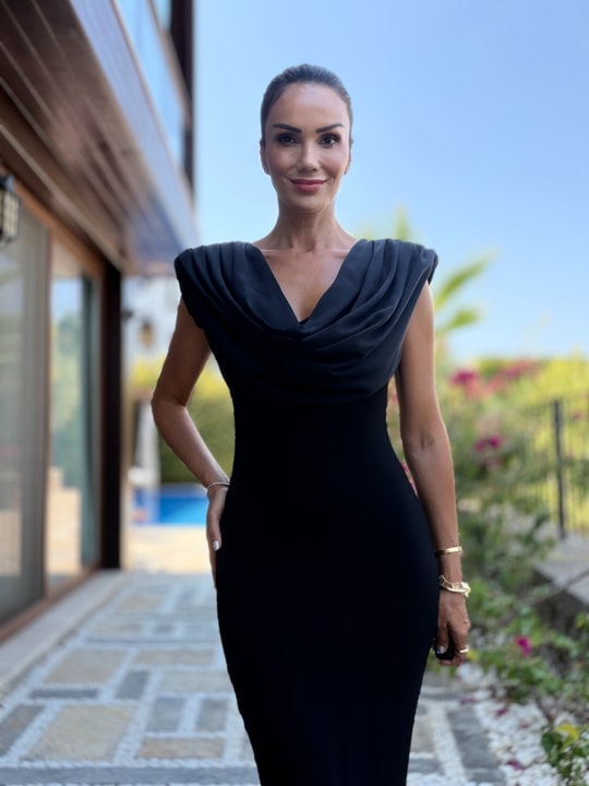 Siyah Yakası Degaje Uzun Elbise