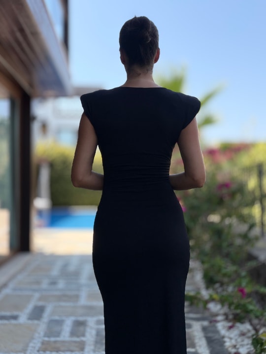 Siyah Yakası Degaje Uzun Elbise