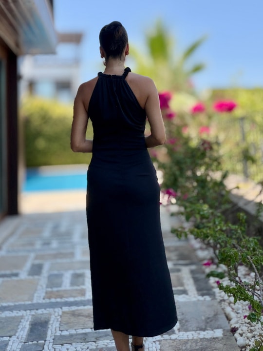 Siyah Yan Tokalı Halter Yaka Elbise