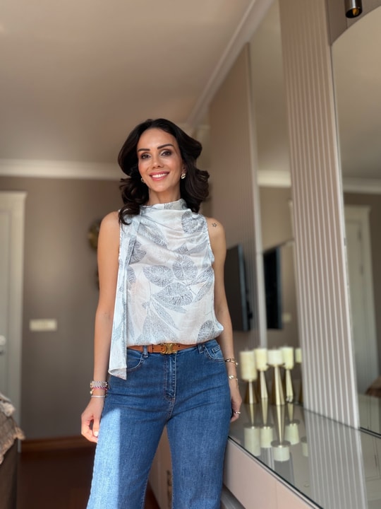Yaprak Desenli Fularlı Kolsuz Saten Bluz