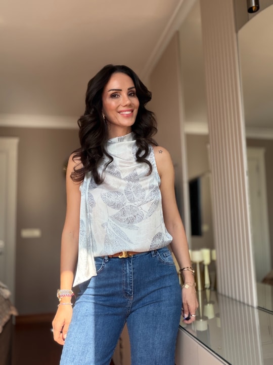 Yaprak Desenli Fularlı Kolsuz Saten Bluz