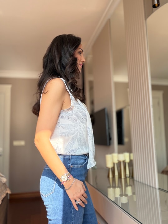Yaprak Desenli Fularlı Kolsuz Saten Bluz