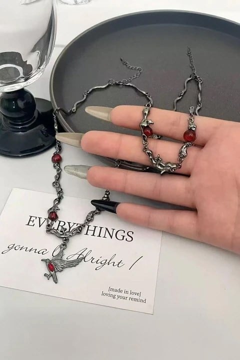 Silver Vampire Aesthetic Kırmızı Gül Detaylı Haç ve Kuş Figürlü Kolye