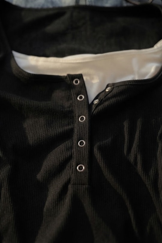 Siyah Henley Yaka Ekli Grunge Y2K Uzun Kollu Crop