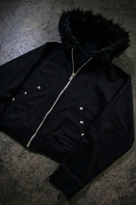 Siyah Piramit Detaylı Kürklü Kapüşonlu Unisex Hırka