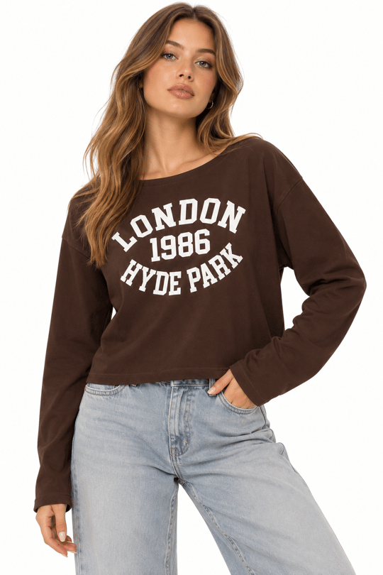 Kayık Yaka Viskon London Baskılı  Uzun Kollu Tshirt Kahve