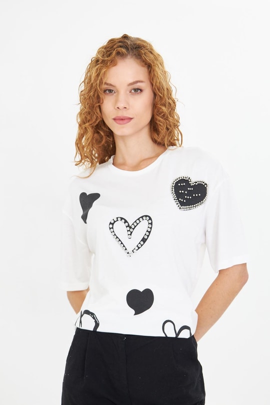 Çoklu Kalp Baskılı Taşlı T-Shirt