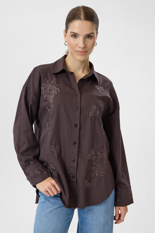 Nakışlı Yırtmaçlı Gabardin Gömlek