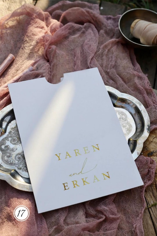Pembe Kır Çiçeği Çelenk Motifli Dikey Ekru Zarflı Şık Davetiye