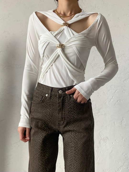 Ekru Dekolteli Toka Detaylı Bluz