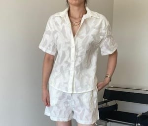 Ekru Kendinden Desenli Şortlu Takım