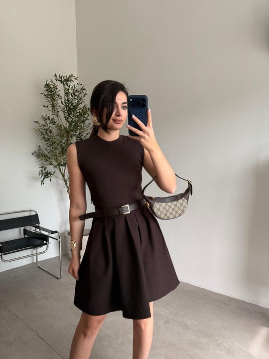 Kahve Vatkalı Sıfır Kol Kemerli Elbise