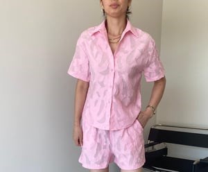 Pembe Kendinden Desenli Şortlu Takım