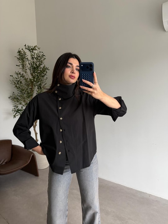 Siyah Dik Yaka Kahve Düğmeli Gömlek