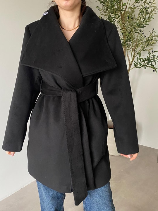 Siyah Dik Yaka Kuşaklı Kaşe Kaban