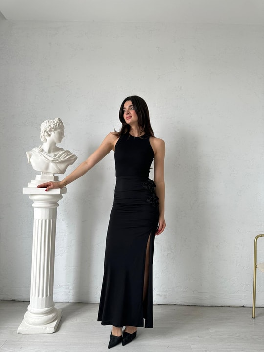 Siyah Yandan Büzgülü Gül Detaylı Etek