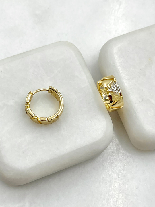 Özel Seri Taşlı Üçgen Model Küpe Gold