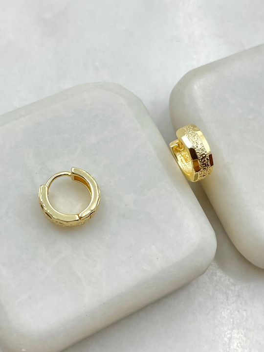 Kumlu ve Yansımalı Halka Küpe 1.2 cm Gold
