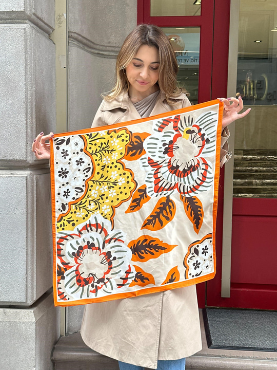 Turuncu Çiçek Desenli Bandana Fular 70x70 cm Renkli