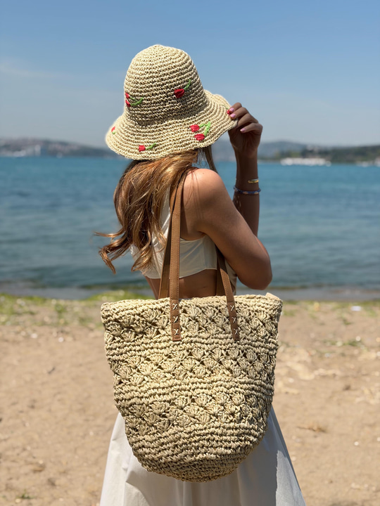 Kirazlı Hasır Şapka ve Hasır Çanta Kombini