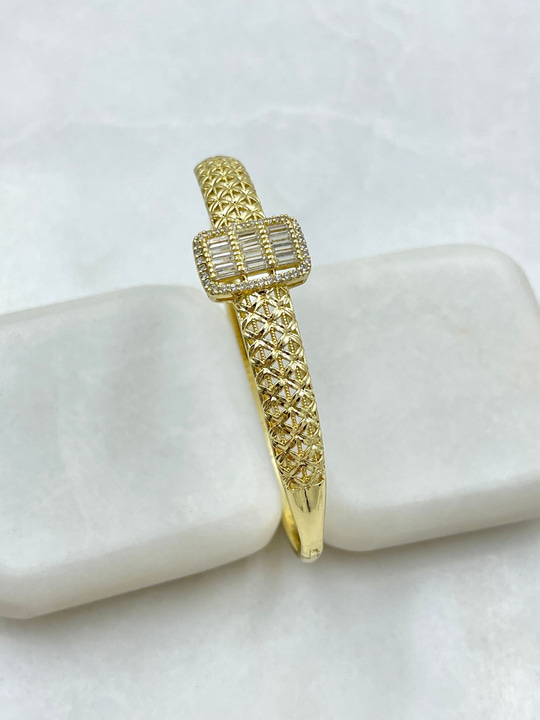 Özel Seri Baget Taşlı İşlemeli Kelepçe Gold