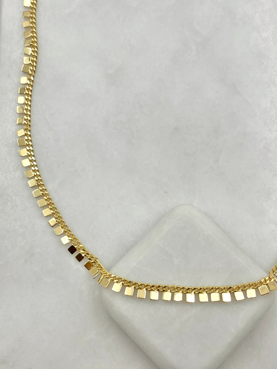 Kare Plaka Sallantılı Kolye Gold