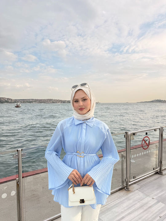 Gizli Düğme Detay Pliseli Kemer Tokalı Gömlek Mavi