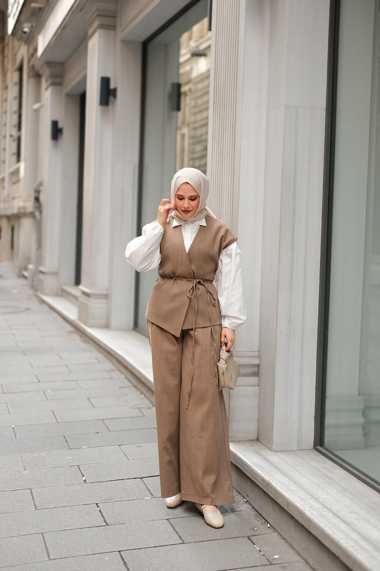 Bağlama Detay Yelekli Takım Ada Çayı