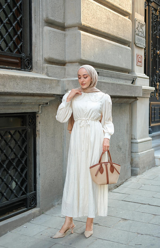 BEBE YAKA DANTEL DETAYLI ELBISE EKRU