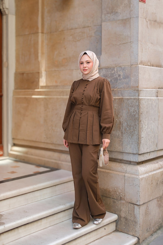 Beli Pens Detaylı Takım Kahverengi