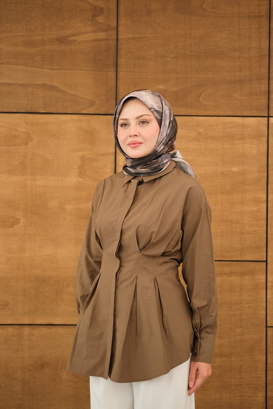 Beli Pile Detay Gizli Düğmeli Gömlek Kahverengi
