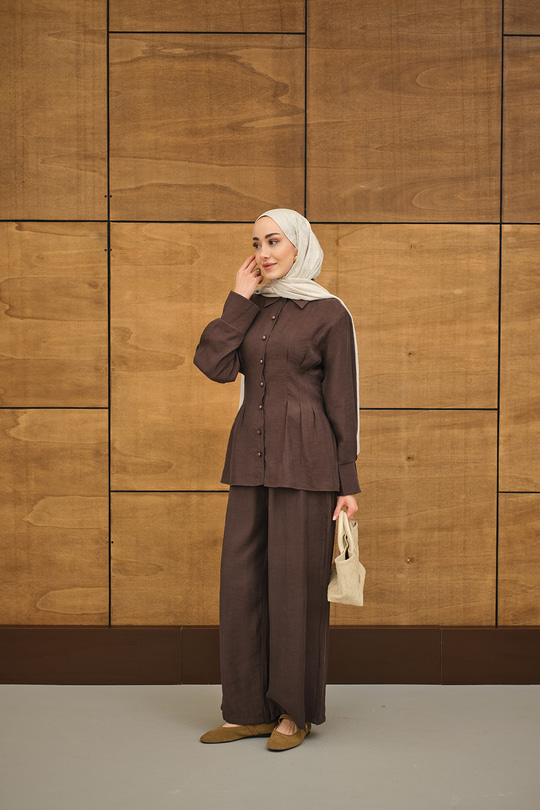 Beli Pile Detay İki Kemerli Gömlek Yaka Takım Kahverengi