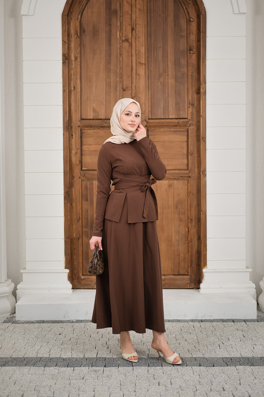 Bisiklet Yaka Ön Yırtmaçlı Etekli Takım Kahverengi