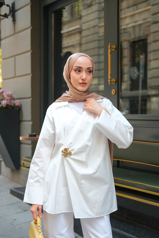 Broş Detay Poplin Gömlek Beyaz
