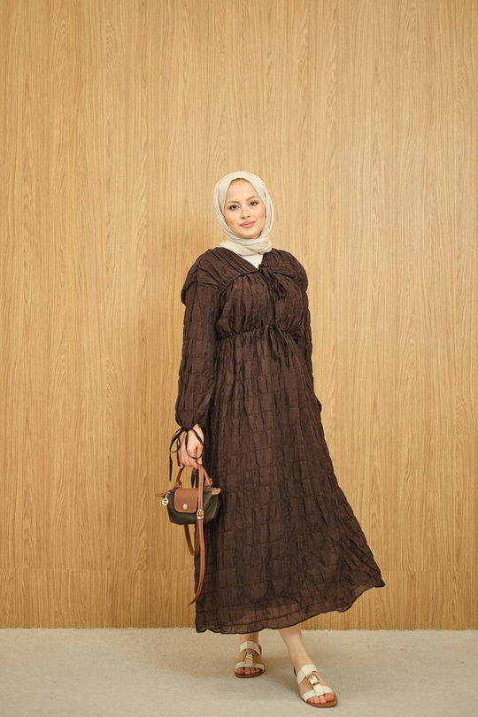 Büzgü Detay Bağcıklı Elbise Kahverengi