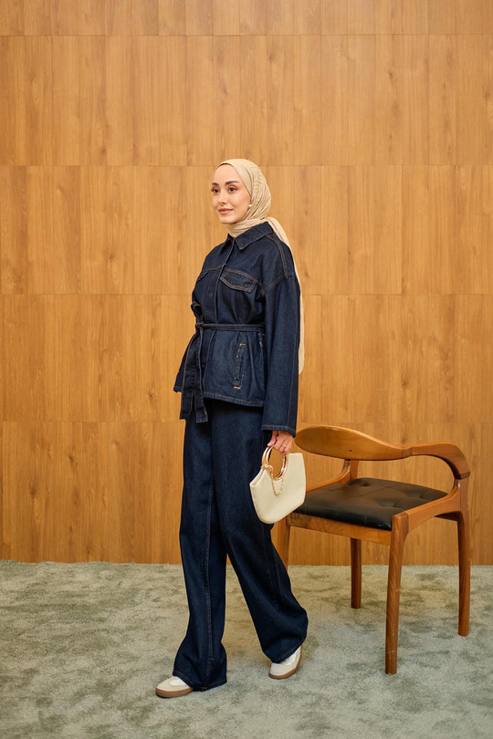 Şık kemerli cep detaylı koyu denim ceket ve bol paça kot pantolon takımı