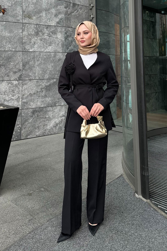 Çicek Aksesuarlı Takım Siyah