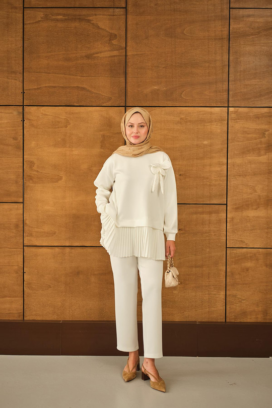 Çiçek Detay Piliseli Takım Beyaz