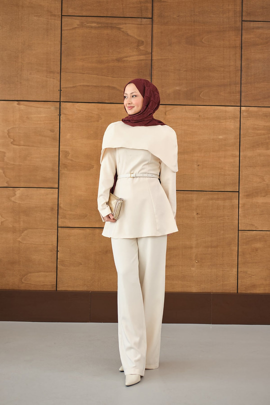 Çıkarılabilir Pelerin Detaylı Takım Krem