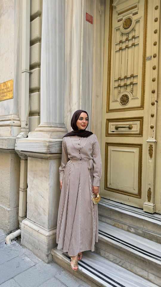Çizgi Desenli Bel Bağlamalı Elbise Kahverengi