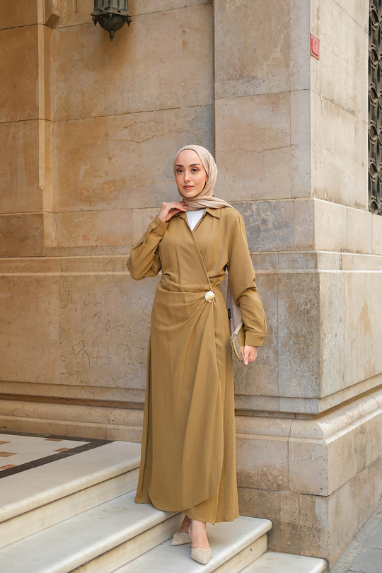 Deniz Kabuğu Broşlu Elbise Hardal