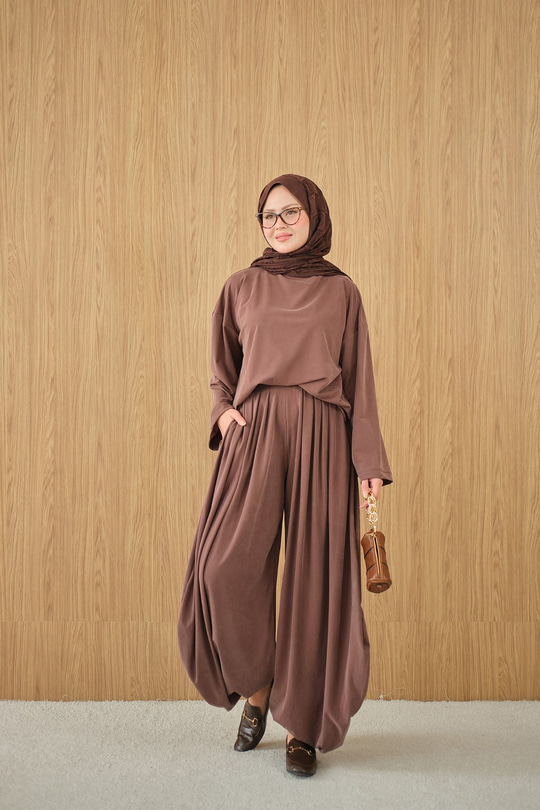 Dik Yaka Parça Detay Pantolonu Pile Detay Takım Kahverengi