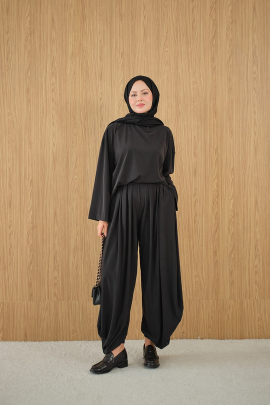 Dik Yaka Parça Detay Pantolonu Pile Detay Takım Siyah