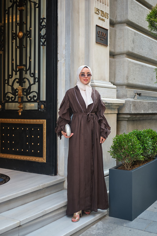 Şerit Taş Detay Bel Bağlamalı Kolları Fırfırlı Tül Uzun Abaya Kahverengi