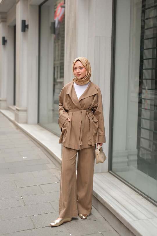 Geniş Yakalı Takım Açık Kahve